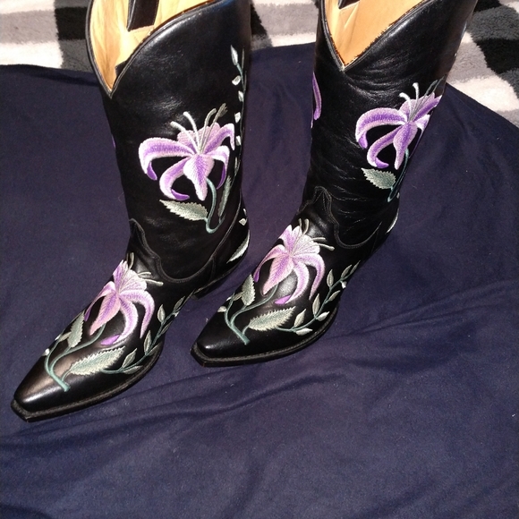 Limited Edition Manuel Boots - Picture 13 of 16